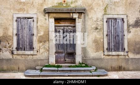 Alte Hausfassade in Gruissan. Stockfoto