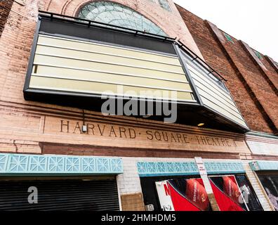 Cambridge, Massachusetts, USA - 8. Februar 2022: Außenansicht des Harvard Square Threatre-Gebäudes auf der Church Street. Stockfoto