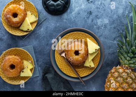 Ansicht von oben nach unten von Mini-Ananas umgedrehter Kuchen mit Ananasscheiben. Stockfoto