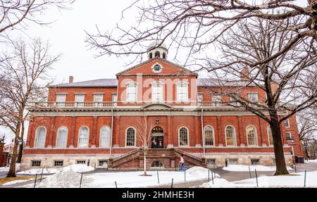 Cambridge, Massachusetts, USA - 8. Februar 2022: Die Harvard Hall ist ein Klassenraum-Gebäude in Harvard Yard auf dem Campus der Harvard University. Stockfoto