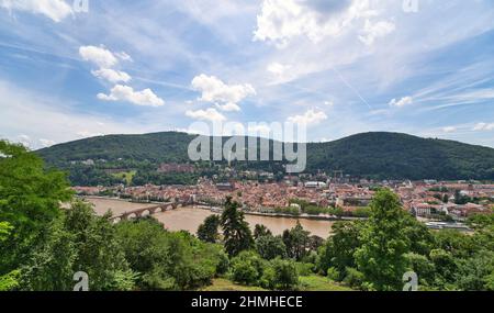 Ein Panoramablick auf die wunderschöne mittelalterliche Stadt Heidelberg mit der Carl Theodor Alten Brücke, dem Neckar, der Kirche des Heiligen Geistes, Deutschland Stockfoto