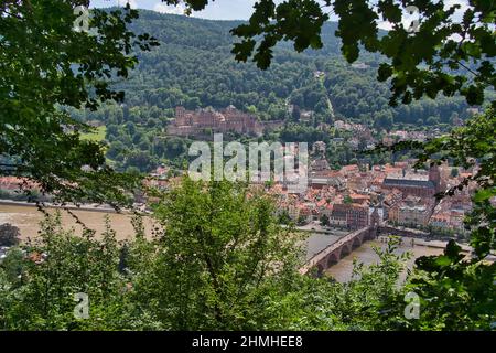 Ein Panoramablick auf die wunderschöne mittelalterliche Stadt Heidelberg mit der Carl Theodor Alten Brücke, dem Neckar, der Kirche des Heiligen Geistes, Deutschland Stockfoto