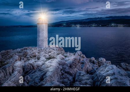 Kroatien, Kvarner-Bucht, Insel Krk, Dobrinj Gemeinde in der Gespanschaft Primorje-Gorski Kotar, der Leuchtturm bei Nacht in Punta Silo (Å¡ilo) Stockfoto