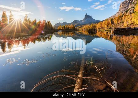 Italien, Venetien, Belluno, Cortina d' Ampezzo, Croda da Lago Hütte, Federa See, ein wunderschöner Herbstmorgen in den dolomiten Stockfoto