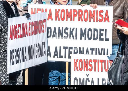 Eine kleine Gruppe von Bürgern protestierte heute, um ihre Unzufriedenheit über den Verlauf der Gespräche über das Wahlgesetz zum Ausdruck zu bringen Stockfoto