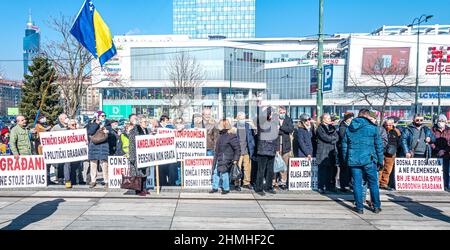 Eine kleine Gruppe von Bürgern protestierte heute, um ihre Unzufriedenheit über den Verlauf der Gespräche über das Wahlgesetz zum Ausdruck zu bringen Stockfoto