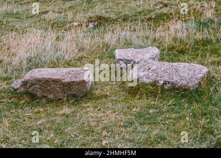 Habitancum - ein altes römisches Fort (Castrum) in Risingham, Northumberland, England. Die Festung war eine der Verteidigungsstrukturen entlang der Dere Street, einer römischen Straße, die von York nach Corbridge und weiter nach Melrose führt. Steine bilden das Westtor. Archivscan von einem Dia. Februar 1975. Stockfoto