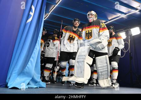 Peking, China. 10th. Februar 2022. Eishockey: Olympische Spiele, Kanada - Deutschland, Vorrunde, Gruppe A, Spieltag 1st, Wukesong Arena, Deutschlands Spieler betreten die Arena. Kredit: Peter Kneffel/dpa/Alamy Live Nachrichten Stockfoto