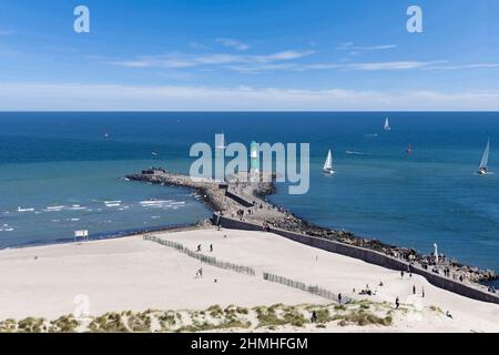 Strandpanorama mit Leuchtturm, Ostseebad Warnemünde, Mecklenburg-Vorpommern, Deutschland Stockfoto