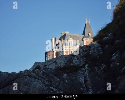 Die Villa Roches Brunes, die der Stadt Dinard im Departement Lle-et-Vilaine der Bretagne vermacht wurde, liegt auf dem Vorgebirge von Malouine. Die Villa wird heute für verschiedene kulturelle Aktivitäten genutzt Stockfoto