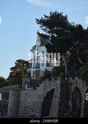 Eine stattliche Villa auf der Malouine Landzunge in Dinard im Département Ille-et-Vilaine der Bretagne. Stockfoto