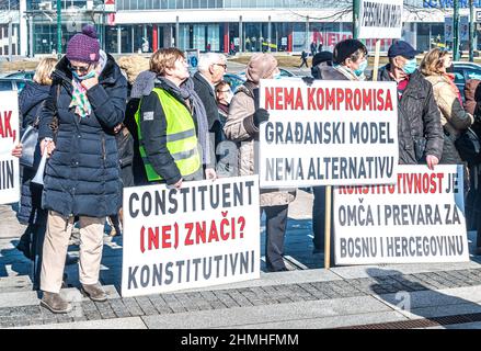 Eine kleine Gruppe von Bürgern protestierte heute, um ihre Unzufriedenheit über den Verlauf der Gespräche über das Wahlgesetz zum Ausdruck zu bringen Stockfoto