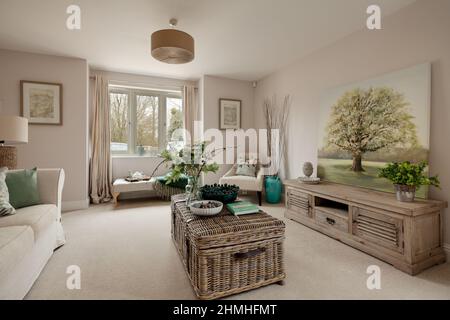 Newport, Essex - März 21 2019: Luxuriöses, modernes Wohnzimmer in einem brandneuen, inszenierten Haus mit schicken, strylischen Möbeln. Stockfoto
