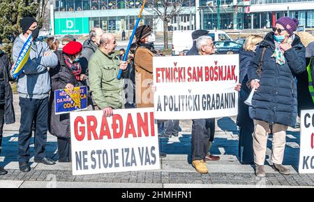 Eine kleine Gruppe von Bürgern protestierte heute, um ihre Unzufriedenheit über den Verlauf der Gespräche über das Wahlgesetz zum Ausdruck zu bringen Stockfoto