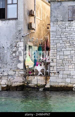 Kleines Geschäft am Wasser in der Altstadt von Rovinj, Kroatien Stockfoto
