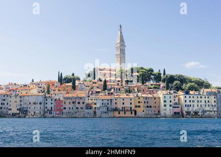 Blick vom Meer auf die Altstadt und den Kirchturm von Rovinj, Kroatien Stockfoto