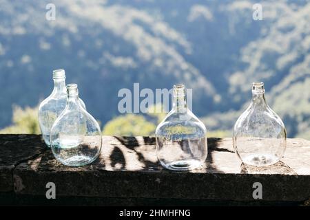 Vier Glasvasen an einer Wand im Bergdorf Groznjan in Istrien, Kroatien Stockfoto