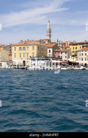 Blick vom Wasser auf die Altstadt und den Hafen von Rovinj, Kroatien Stockfoto