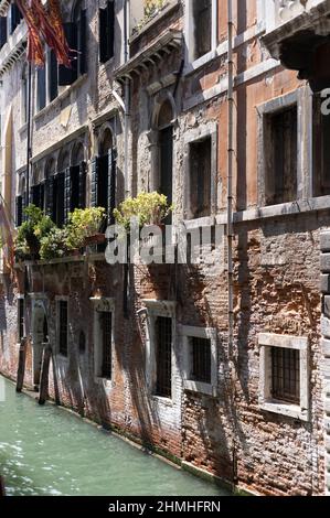 Alte Hausfassaden an einem kleinen Kanal in Venedig, Italien Stockfoto