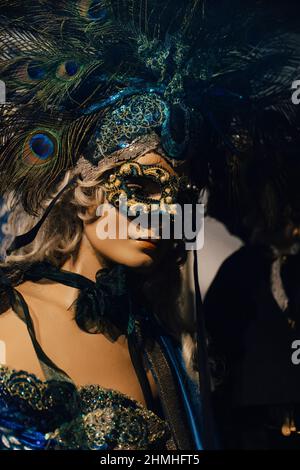 Weibliche Schaufensterpuppe mit venezianischer Maske und opulentem Kopfschmuck in Venedig, Italien Stockfoto