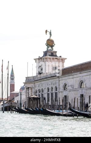 Blick vom Wasser auf die Punta della Dogana und den Glockenturm der Kirche San Giorgio Maggiore in Venedig, Italien Stockfoto