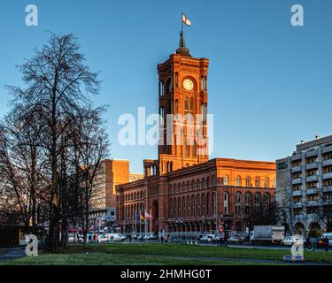 Rotes Rathaus, Rotes Rathaus beherbergt Büros des Bürgermeisters und des Senats des Landes Berlin, historisches Gebäude aus dem Red Klinker Brick in der Rathausstraße, Mitte, Berlin Stockfoto