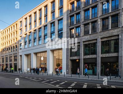 Apple Rosenthaler. Am 2. Dezember 2021 wurde der neue Apple Store in der Rosenthaler Straße 44, Mitte, Berlin eröffnet Stockfoto