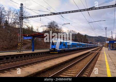 Blansko, Tschechische Republik - Dezember 20 2021: Blauer Ceske-Drahy-Zug Richtung Prag am Bahnhof Blansko. Hochwertige Fotos Stockfoto