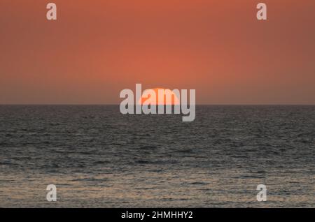 Wunderschöner Sonnenuntergang am uruguayischen Strand mit Pflanzen im Vordergrund Stockfoto