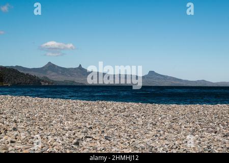 Huechulafquen See, Ufer unter den Bergen in den patagonischen Anden, Argentinien. Stockfoto