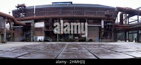 Maschinenhalle vor der Hochofengasförderung an einem großen Platz im Landschaftspark Duisburg, einer ehemaligen metallurgischen Anlage, hoch genäht Stockfoto