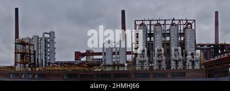 Raffinerietürme in der Kokerei der Zeche Zollverein, Denkmal der Industriekultur, hochauflösendes Panorama genäht Stockfoto