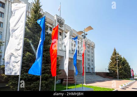 Samara, Russland - 10. Mai 2019: Colorfuls Flaggen neben dem Verwaltungsgebäude der Regierung der Region Samara am Sommertag Stockfoto