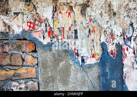 Straßenplakat zerrissen von der Wand Graffiti Hintergrund Stockfoto