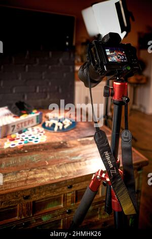 Berlin, Deutschland - 10. Februar 2022: Fotostudio-Ausrüstung für das Fotografieren von Produkten zu Hause. Stockfoto