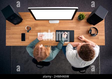 Overhead-Ansicht Von Grafikdesignern, Die Bei Computer In Creative Office Arbeiten Stockfoto