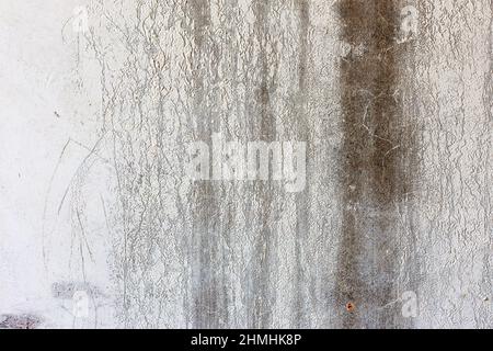 Hintergrund Betonwand, Spuren von Verwitterung, abgenutzte Wand beschädigt Farbe alte Farbe. Reste von alter Farbe auf der lackierten Betonoberfläche. Grungy Degru Stockfoto