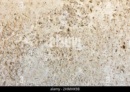 Hintergrund Betonwand, Spuren von Verwitterung, abgenutzte Wand beschädigt Farbe alte Farbe. Reste von alter Farbe auf der lackierten Betonoberfläche. Grungy Degru Stockfoto