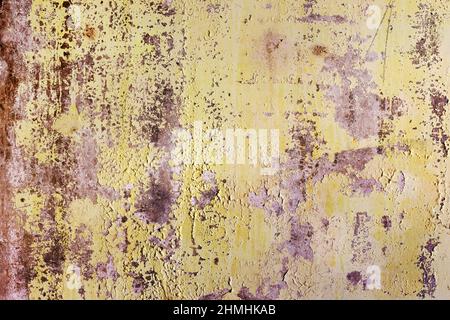 Hintergrund Betonwand, Spuren von Verwitterung, abgenutzte Wand beschädigt Farbe alte Farbe. Reste von alter Farbe auf der lackierten Betonoberfläche. Grungy Degru Stockfoto