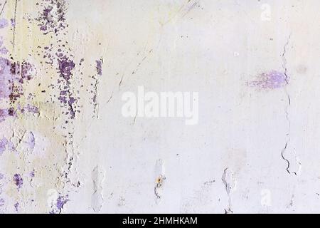 Hintergrund Betonwand, Spuren von Verwitterung, abgenutzte Wand beschädigt Farbe alte Farbe. Reste von alter Farbe auf der lackierten Betonoberfläche. Grungy Degru Stockfoto