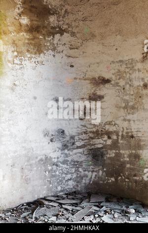 Hintergrund Betonwand, Spuren von Verwitterung, abgenutzte Wand beschädigt Farbe alte Farbe. Reste von alter Farbe auf der lackierten Betonoberfläche. Grungy Degru Stockfoto