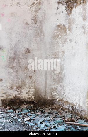 Hintergrund Betonwand, Spuren von Verwitterung, abgenutzte Wand beschädigt Farbe alte Farbe. Reste von alter Farbe auf der lackierten Betonoberfläche. Grungy Degru Stockfoto