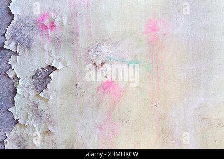 Hintergrund Betonwand, Spuren von Verwitterung, abgenutzte Wand beschädigt Farbe alte Farbe. Reste von alter Farbe auf der lackierten Betonoberfläche. Grungy Degru Stockfoto