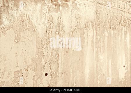 Hintergrund Betonwand, Spuren von Verwitterung, abgenutzte Wand beschädigt Farbe alte Farbe. Reste von alter Farbe auf der lackierten Betonoberfläche. Grungy Degru Stockfoto