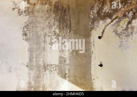 Hintergrund Betonwand, Spuren von Verwitterung, abgenutzte Wand beschädigt Farbe alte Farbe. Reste von alter Farbe auf der lackierten Betonoberfläche. Grungy Degru Stockfoto