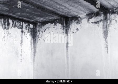 Hintergrund Betonwand, Spuren von Verwitterung, abgenutzte Wand beschädigt Farbe alte Farbe. Reste von alter Farbe auf der lackierten Betonoberfläche. Grungy Degru Stockfoto