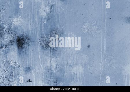 Hintergrund Betonwand, Spuren von Verwitterung, abgenutzte Wand beschädigt Farbe alte Farbe. Reste von alter Farbe auf der lackierten Betonoberfläche. Grungy Degru Stockfoto