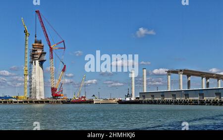 Neue Corpus Christi Neue Habor-Brücke, Bau des Main Span Dual-Mast Central Tower. Stockfoto