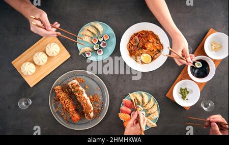 Blick Von Oben Auf Freunde Im Chinesischen Restaurant, Die Gemeinsam Essen Stockfoto