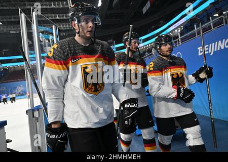 Peking, China. 10th. Februar 2022. Eishockey: Olympische Spiele, Kanada - Deutschland, Vorrunde, Gruppe A, Spieltag 1st, Wukesong Arena, die deutschen Spieler gehen in die Pause. Kredit: Peter Kneffel/dpa/Alamy Live Nachrichten Stockfoto